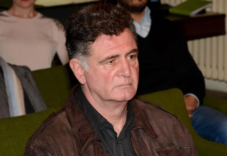 Podsjetimo, na dan tragične nesreće, glumica se s kolegom Stojanom Matavuljem vraćala iz Beograda, a nesreća se dogodila na autocesti kod Slavonskoga Broda. Od siline udarca, Dolores Lambaša je ispala iz automobila te je s teškim ozljedama prevezena u bolnicu Dr. Josip Benčević gdje su se liječnici borili za njen život. Nažalost, nisu je uspjeli spasiti. Matavulj, koji je upravljao vozilom, osuđen je na zatvorsku kaznu od devet mjeseci uz rok kušnje od dvije godine, a u drugostupanjskom postupku dobio je godinu dana zatvora. Kao uzrok nesreće navedeni su umor, neprilagođena brzina i alkohol. 