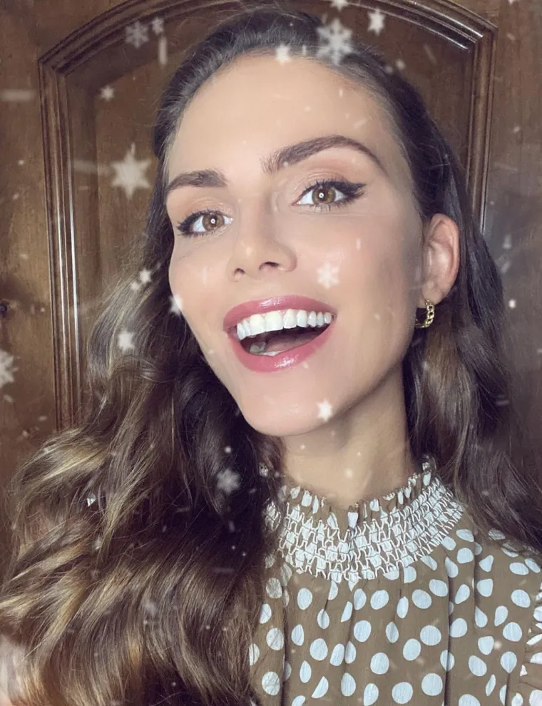 Prošle se godine suočila s teškom osobnom tragedijom.  Naime, nakon višemjesečne borbe s rakom, preminula joj je majka. Tog je dana na svom Instagram profilu napisala: &quot;Prošlog je tjedna, poslije sedmomjesečne borbe, preminula moja mama. Moja Slavica lavica. Borila se kao što je i živjela, s dostojanstvom i hrabrošću. Rak je jednu naizgled savršeno zdravu ženu od 61 godinu odnio za svega nekoliko mjeseci. Odlučila sam ovo podijeliti s vama iz jednog razloga. Uzmite vašu mamu/baku/tetku/susjedu/prijateljicu za ruku i odvedite je na pregled maternice i grudi. Jedna u pet žena dobije tumor na maternici. Jedna u tri tumor na grudima. Tumor može rasti godinama bez ikakvih simptoma, a kada krenu simptomi može biti prekasno. Ako ovim &apos;spasim&apos; jednu ženu, za mene će smrt osobe koju volim najviše na svijetu možda imati malo više smisla. Počivaj u miru mamice, nedostajat ćeš nam zauvijek. Volim te&quot;.