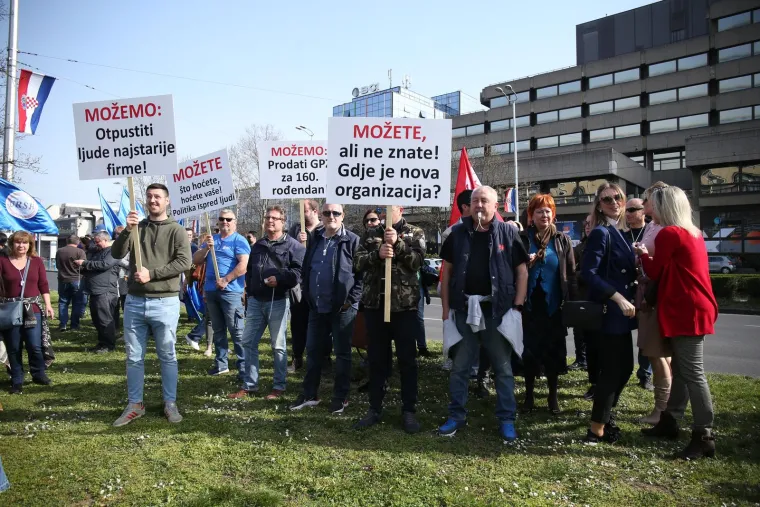 Pred zgradom u Vukovarskoj ulici okupilo se nekoliko stotina prosvjednika, radnika Holdinga i sindikalnih čelnika, oboružanih sindikalnim zastavama, zviždaljkama i transparentima 
