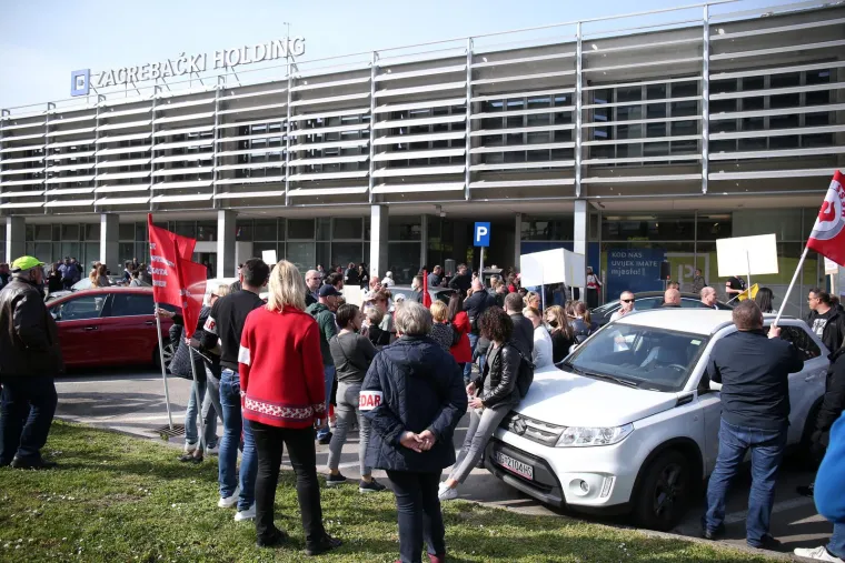 Noseći transparente s natpisima poput &quot;Dolje Uprava ZG holdinga&quot;, &quot;Zaustavite farsu&quot;, &quot;Tomislave, koliko imaš bodova&quot; i &quot;Možemo prodati Gradsku plinaru ZG za 160. rođendan&quot;, prosvjednici zahtijevaju smjenu nove Uprave Holdinga na čelu s predsjednikom Ivanom Novakovićem