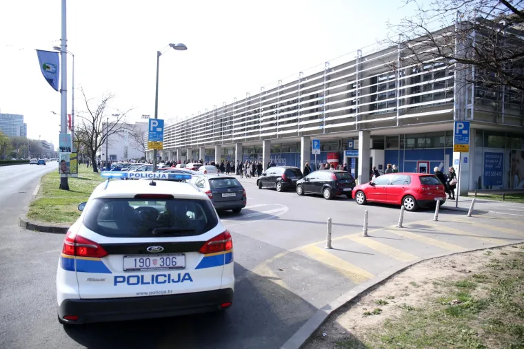 Također traže da se prekine postupak utvrđivanja kolektivnog viška radnika, a otkazi ne dijele prije nego se utvrdi plan reorganizacije i nova sistematizacija radnih mjesta
