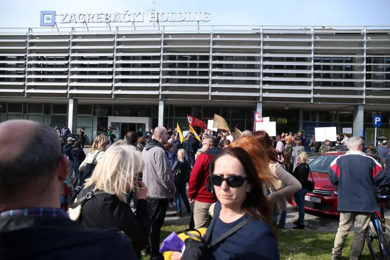 Prosvjed je to dijela sindikata koji su s Upravom vodili socijalni dijalog o utvrđivanju viška zaposlenih. Nezadovoljni procesom, sedam sindikata iz koordinacije SSSH-a početkom veljače izašlo je iz pregovora, dok su ih nastavili sindikalni povjerenici iz tzv. kućnih sindikata