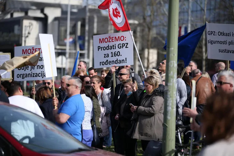 Osim što tvrdi da je Uprava vodila dijalog s “nelegitimnim tijelom” - pregovaračkim odborom u kojem su kućni sindikati imali sedam, a SSSH-ovi samo dva predstavnika, Kovačević kaže da je utvrđivanje viška radnika vođeno “nakaradno” jer isti ljudi koji su svih godina vodili procese zapošljavanja, danas odlučuju o otpuštanjima