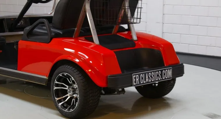 Ferrari autić za golf opremljen je i brojnim zgodnim dodacima poput krova s ​​prostorom za stereo sustav, posebnog osvjetljenja, sportskih sjedala i zgodne haube koja se može otvoriti