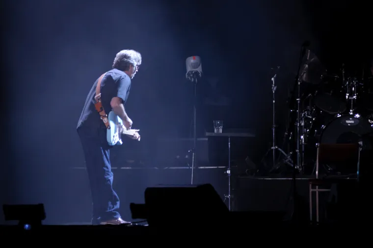 Svoju prvu gitaru Clapton je dobio kada je imao samo 13 godina. Radilo se o njemačkoj akustičnoj gitari Hoyer. Iako je isprva htio odustati od gitare jer mu je bilo preteško, utjecaj bluesa potaknuo ga je na neumorno vježbanje i po nekoliko sati dnevno, osobito nakon što je nabavio rabljeni Washburn.