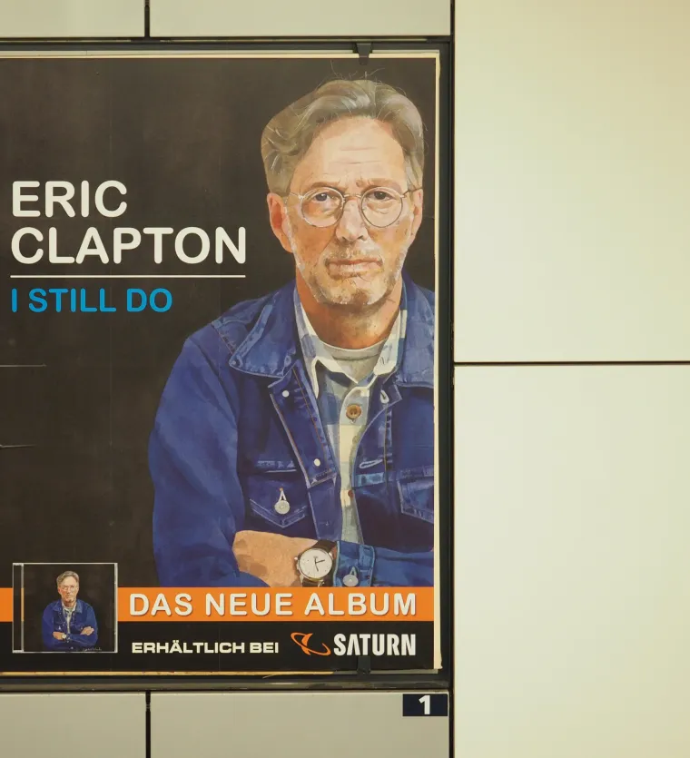 Eric Clapton jedini je glazbenik u povijesti koji je triput uveden u Kuću slavnih. To je priznanje dobio kao solo izvođač te kao član rock grupa “Yarbirds” i “Cream”.