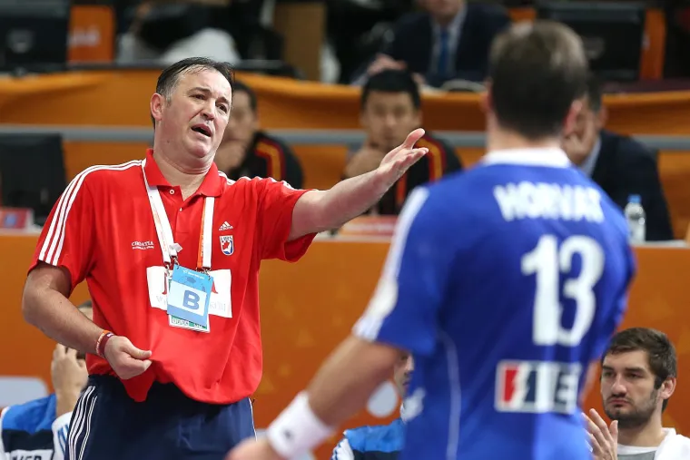 Izbornik Hrvatske rukometne reprezentacije, kada je uhićena Marina Lovrić Merzel, bio je Slavko Goluža.
