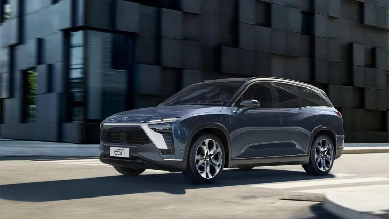 Nio je tvrtka osnovana 2014., a često je nazivana i kineskom Teslom jer proizvode isključivo električne automobile. Tvrtka donosi revoluciju jer umjesto punjenja baterija nudi zamjenu iste. Tako će se na njihovim postajama moći zamijeniti prazna baterija za punu i to za samo pet minuta. Nio se već prodaje u Norveškoj i Njemačkoj, a njihov SUV imena ES6 ondje starta s cijenom od 40.000 eura. 