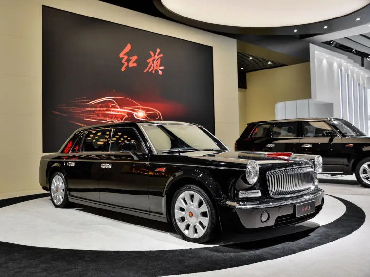 Sve ranije navedene marke proizvode dobre automobile, no samo je jedan dostojan predsjednika države. Riječ je o tvrtki Hongqi, poznatoj kineskoj marki luksuznih automobila u vlasništvu FAW Car Company. Hongqi je lansiran 1959. godine, što ga čini najstarijom kineskom markom osobnih automobila. Na kineskom, hongqi znači &quot;crvena zastava&quot;, što ne čudi jer su Hongqi modeli bili rezervirani samo za visoke komunističke dužnosnike, a danas su se otvorili tržištu pa je dostupan svima koji si ga mogu priuštiti. 
