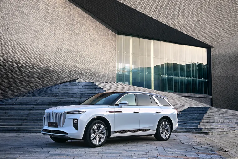 Crvena zastava već je dostupna u Norveškoj, a planiraju se širiti i u ostale europske zemlje. Norveškim je kupcima dostupan električni SUV imena Hongqi E-HS9 dug 5,2 metra koji izgledom podjseća na Rolls Royce Cullinan. Osnovna verzija E-HS9 ima dva elektromotora od kojih svaki isporučuje 217 KS što je dovoljno da do 100 km/h ubrzava za 6,5 sekundi. Hongqi E-HS9 u Norveškoj starta s cijenom od 61.750 eura. S druge strane, Rolls Royce košta iznad 200.000 eura. 