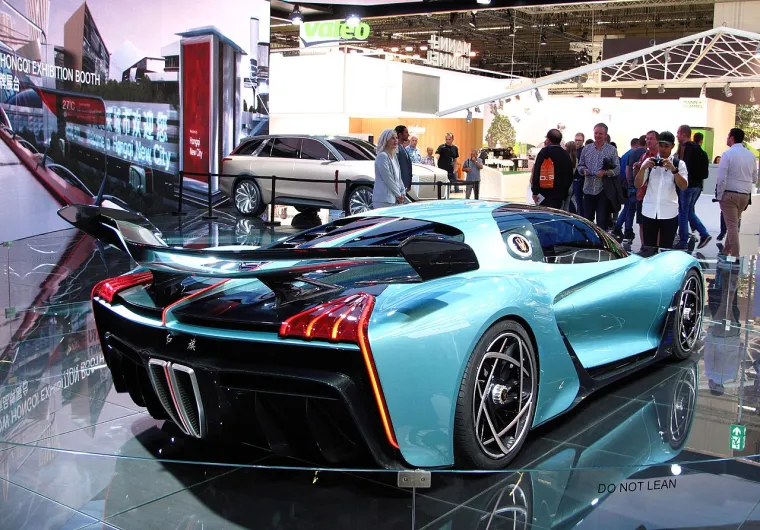 Hongqi planira biti konkurencija i našem Rimcu jer su prošle godine predstavili superautomobil zastrašujućih performansi. Riječ je o modelu S9 koji će pokretati hibridni pogonski sklop baziran na V8 motoru koji isporučuje 1400 KS i nudi električni domet od oko 35 kilometara. Automobil bi također trebao moći ubrzati do 100 km/h za manje od 2,0 sekunde i postići najveću brzinu veću od 250 km/h. Samo 99 primjeraka predviđeno je za proizvodnju, a svaki po cijeni od oko 1,5 milijuna eura.