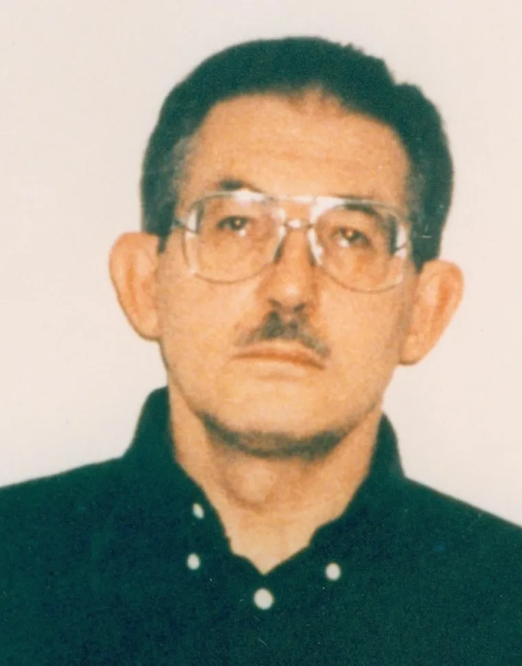 Aldrich Ames počeo je špijunirati za Ruse 1985., 22 godine nakon što je započeo karijeru u CIA-i. Ames je tečno govorio ruski i vodio je pitanja vezana za KGB i SSSR-ovu vanjsku obavještajnu službu. Njegov rad, koji je uključivao regrutiranje ruskih dužnosnika za američku stvar, doveo ga je, između ostalog, u Tursku, Mexico City, New York i Virginiju. 
Godine 1985., dok je bio stacioniran u Virginiji, Ames se sastao s ruskim dužnosnicima u ruskom veleposlanstvu u Washingtonu. Dobrovoljno je ponudio svoje usluge u zamjenu za 50.000 dolara. Ljeto nakon sastanka, Ames je ruskom diplomatu dao povjerljive podatke CIA-e i FBI-a. Dokumenti koje je predao uključivali su detalje o agentima i operativcima CIA-e i FBI-a u Sovjetskom Savezu. Sljedećih devet godina, Ames je KGB-u dostavljao informacije;  ostavljao bi pakete na tajnim mjestima da se pokupe.
CIA i FBI zaključili su da nešto nije u redu kada su se ruski dužnosnici koje su regrutirali stalno pojavljivali mrtvi ili u zatvoru. Istraga je otkrila da Ames posjeduje velike svote novca koje nije bilo moguće objasniti. Agencije su pratile Amesa gotovo godinu dana i pretraživale njegov dom kako bi pronašle dokumente koji ga povezuju s Rusima. Uhićen je 1994., optužen za špijunažu i osuđen na doživotnu kaznu bez uvjetnog otpusta nakon priznanja krivnje. Aldrich Ames odgovoran je za smrt agenata CIA-e i FBI-a koje su vlasti SSSR-a uhvatile i pogubile.
