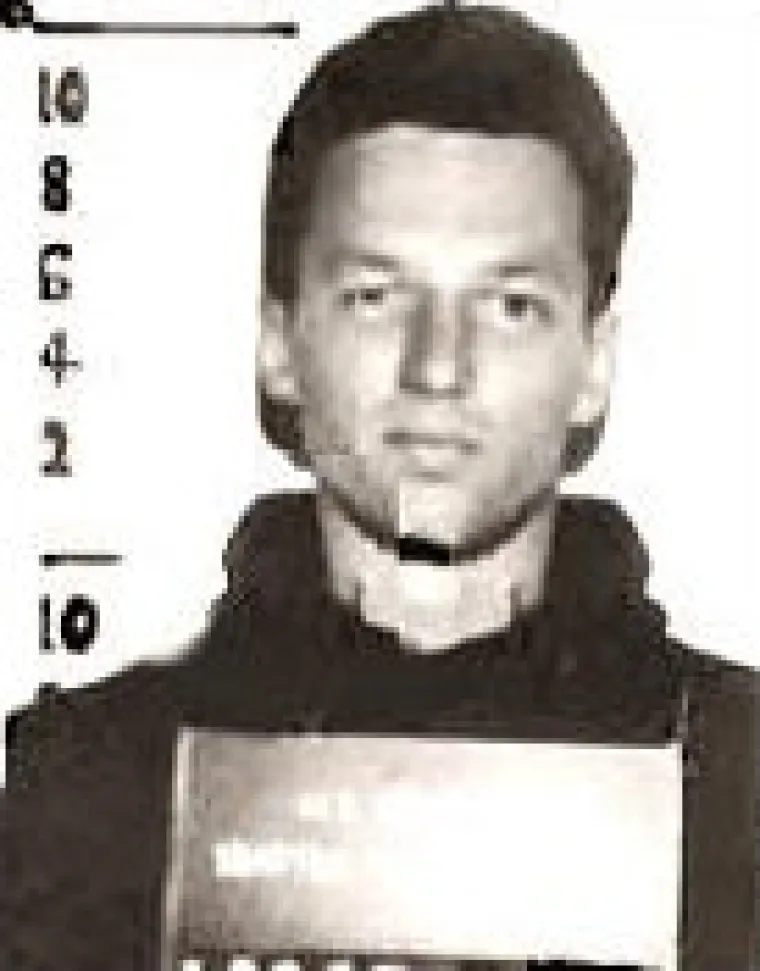 Chistopher Boyce: Christopher Boyce je odrastao u Palos Verdesu, kao sin agenta FBI-a. Počeo je raditi u zrakoplovnoj tvrtki TRW 1974. i,  već je kao početnik  dobio pristup crnom trezoru, koji je sadržavao povjerljive informacije o američkom zračnom i svemirskom sustavu. Boyce, koji je volio partijati, slučajno  se susreo s prijateljem iz djetinjstva i trgovcem kokainom Andrewom Daultonom Leejem. Jednog dana, nakon mnogo povučenih crta i još više ispražnjenih boca,  došli su na genijalan plan - da Rusima prodaju podatke u crnom trezoru.
Boyce i Lee,  nadimak Falcon Snowman  prodali si informacije o američkoj satelitskoj tehnologiji ruskim dužnosnicima za ozbiljan novac. Lee je prvenstveno iskoristio kako bi unaprijedio svoj posao s drogom. Operacija je zaustavljena kada je Lee potpuno slučajni uhićen u Mexico Cityju 1976. Policija je mislila da je on ubojica policajca, no brzo su shvatili da su slučajno uhitili špijuna - imao je CIA-ine filmove u svom posjedu i uhvaćen je ispred sovjetskog veleposlanstva - ali su svejedno mučili Leeja kako bi ga natjerali da prizna ubojstvo policajca.
Lee je priznao da je špijun i predan je američkim dužnosnicima. Zatim je cinkao Boycea. Boyce je uhićen 1977. i osuđen na 40 godina zatvora zbog špijunaže. Pobjegao je 1980. iz zatvorske kazne Lompoc, da bi ga 1981. ponovno uhvatili američki maršali. Njihova je priča snimljena u film The Falcon and the Snowman, u kojem glume Sean Penn i Timothy Hutton.
