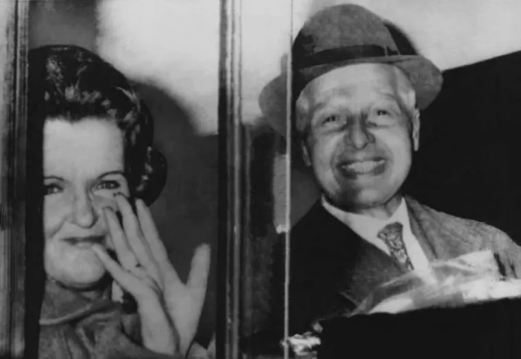 Lona i Morris Cohen: Morris Cohen rođen je u New Yorku od ruskih imigranata 1910. godine. 1935. pridružio se američkoj komunističkoj partiji i na kraju se borio u Španjolskom građanskom ratu. U borbi je ranjen i poslan je kući. Tada mu je prišao ruski špijun. 
Morris i njegova supruga Lona počeli su osiguravati dokumente za sovjetskog agenta. Optuženi su da su dobili zadatak doći do nacrta za atomsku bombu od znanstvenika iz Los Alamosa,  te su  uspješno angažirali znanstvenika koji im ga je i dao. Nacrti su poslani u Moskvu prije nego je detonirana prva američka probna bomba. Staljin je dao tim koristiti nacrte za izradu slične bombe, koja je detonirana 4 godine kasnije.
Morris i Lona su radili  s Rudolfom Abelom do 1950., kada su dobili dojavu da su otkriveni. Kako bi izbjegli uhićenje, pobjegli su iz zemlje i stvorili sebi nove identitete na Novom Zelandu, prije nego što su otišli u London. U Londonu su se predstavljali kao trgovci knjigama i ponovno počeli špijunirati, sve dok nisu bili razotkriveni i uhićeni. Osuđeni su na 20 godina zatvora, ali su pušteni 1969. u razmjeni zarobljenika.
