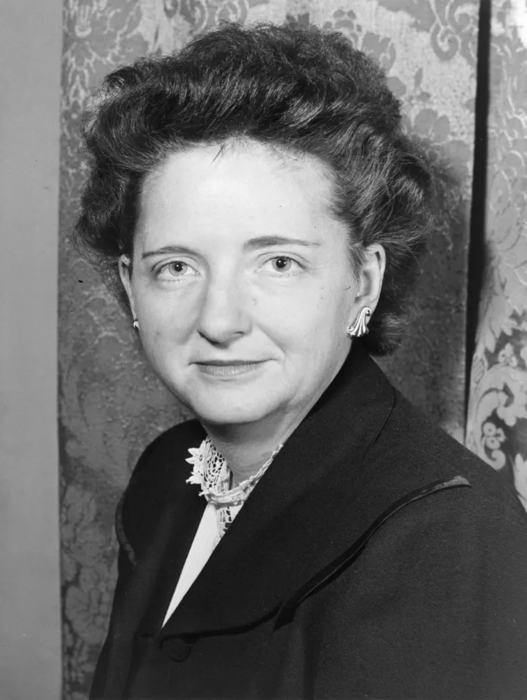 Elizabeth Bentley: Elizabeth Bentley rođena je u Connecticutu 1908. godine i studirala je na Vasser Collegeu i Sveučilištu Columbia. Dok je studirala u inozemstvu u Italiji, Bentley je vidjela iz prve ruke što fašisti rade i, vjeruje se, pridružila se komunističkoj skupini. Nakon što se vratila u SAD, pridružila se podzemnoj komunističkoj organizaciji. Za Jacoba Golosa počela je raditi tri godine kasnije, 1938. Golos je bio član Komunističke partije i Društva za tehničku pomoć Sovjetskoj Rusiji, organizacije koja je bila paravan za sovjetsku špijunažu. Također je bila povezana s Američkom ligom protiv rata i fašizma, komunističkom organizacijom.
Bentley se bavila špijunažom dok je radila za knjižnicu, prikupljajući i prosljeđujući informacije o profašističkim aktivnostima, a njen angažman je produbio kad su se ona i Golos zaljubili. Dok je radila za poslovnog čovjeka Bentley je prenosila kopije dokumenata američke vlade sovjetskim agentima. Imala je naviku zavoditi muškarce kako bi dobila osjetljive informacije.
Godine 1945., nakon što je Golos umro, Bentley se odrekla komunizma i FBI-u priznala svoju povezanost sa sovjetskim špijunima. Obavijestila ih je o velikoj mreži agenata KGB-a u većim američkim gradovima i saveznoj vladi. Također je svjedočila pred Odborom za neameričke aktivnosti Predstavničkog doma, navodeći imena poput Harolda Glassera.

