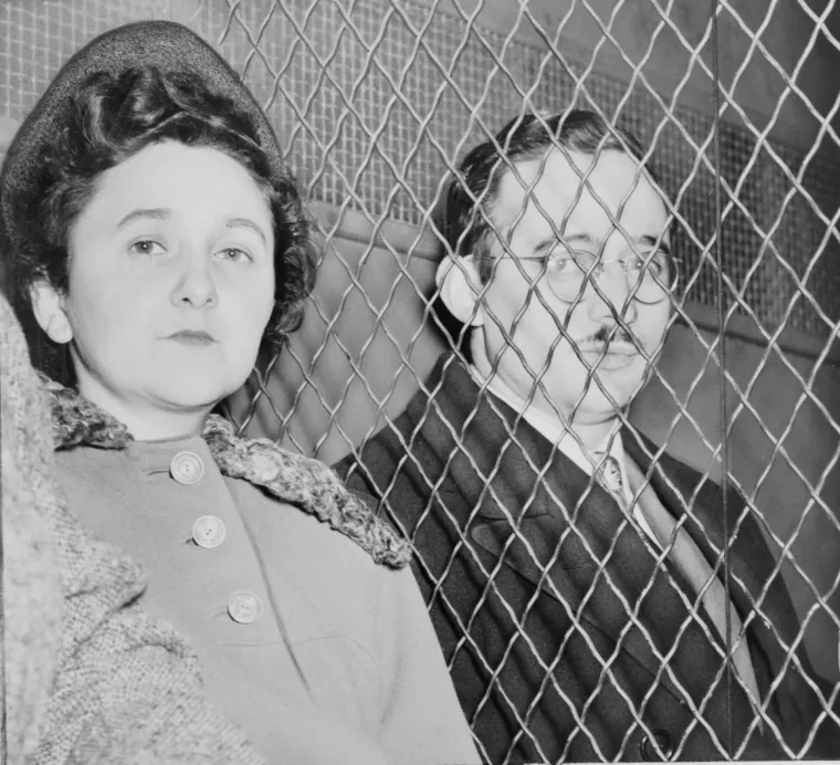 Rosenbergovi: I Ethel i Julius Rosenberg rođeni su u židovskim obiteljima u New Yorku. Njih dvoje su se upoznali kao članovi Saveza mladih komunista 1936. i ubrzo nakon toga vjenčali. U srpnju 1950., nakon 11 godina braka, Julius je uhićen. Ethel mu se pridružila u policijskom pritvoru mjesec dana kasnije. Optuženi su za urotu radi &scaron;pijunaže.
Optužbe protiv Rosenbergovih bile su ozbiljne &ndash; optuženi su da vode organizaciju koja je Sovjetima prosljeđivala planove za atomsku bombu. Osuđeni su 1951. i poslani u Sing Sing, popravnu ustanovu maksimalne sigurnosti u New Yorku. Nakon dvije godine zatvora, Rosenbergovi su pogubljeni električnom stolicom. Njihovi sinovi, Michael i Robert, imali su 11 i sedam godina kada su Ethel i Julius ubijeni. Suurotnici poput Ethelinog brata dobili su dugotrajne zatvorske kazne.
Ethel i Julius su  do kraja života tvrdili da su nevini, a neki povjesničari podržavaju ovu tvrdnju. Međutim, deklasificirani dosjei KGB-a ukazuju ne samo to da su Ethel i Julius bili krivi za &scaron;pijunažu, već da je Ethel bila iznimno lukava kao &scaron;pijun, te da je donijela niz ključnih odluka. Ipak, mnogi vjeruju da je smaknuće Rosenbergovih bilo nepotrebno i da je naru&scaron;ilo američku globalnu reputaciju.
