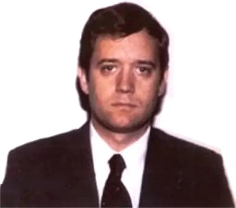 Earl Pitts: Earl Pitts rođen je u Urbani, doktorirao je pravo  na Sveučili&scaron;tu Missouri i bio na aktivnoj dužnosti u vojsci od 1975. do 1980. Godine 1983. zaposlio se u terenskom uredu FBI-a,  a 1987. prebačen je u ured u New Yorku gdje je bio zadužen za istragu sovjetskih obavje&scaron;tajnih časnika koji su se predstavljali kao diplomati u Ujedinjenim narodima. Na tom položaju dobio je popis svih poznatih sovjetskih časnika na takvim pozicijama, koji je odmah prodao Aleksandru Vasiljeviču Karpovu, glavnom ruskom &scaron;pijunu u diplomatskoj misiji.
Od njegovog prvog kontakta sa sovjetskim obavje&scaron;tajnim dužnosnicima, Pittsova priča doima se poput zamr&scaron;ene komedije pune glupih nezgoda i dvostrukih prijevara. Uzmimo, na primjer, ovo: Pitts je na kraju uhićen 1995., kada je ruski diplomat koji je postao američki dou&scaron;nik sudjelovao u operaciji protiv njega. Ovaj diplomat je bio osoba koja je prva primila pismo koje je Pitt napisao ruskom veleposlanstvu u kojem nudi svoje usluge dou&scaron;nika.
Kada je diplomat sedam godina kasnije postao dou&scaron;nik FBI-a, prvo &scaron;to je rekao federalcima bilo je pismo. Priča je pokrenula istragu koja je dovela do Pittsovog uhićenja. Sve u svemu, Pitt je dobio 224.000 dolara uplata od Rusa za informacije. U vrijeme uhićenja radio je kao odvjetnik na radnom mjestu koje nije davalo pristup korisnim informacijama. Ali FBI je znao da je ne&scaron;to po&scaron;lo po zlu u New Yorku kasnih 80-ih, i nakon &scaron;to su sastavili slagalicu ( a vrijedan komad slagalice dala je Pittsova supruga koja ih je obavijestila nakon &scaron;to je prona&scaron;la sumnjivo pismo), označili su Pitta kao krivca. Nekako, Pitt nije shvaćao da su mu dani odbrojani, unatoč tome &scaron;to je prona&scaron;ao FBI kameru na stropu svog ureda. Čak je počeo skrivati novac na istom stropu nakon &scaron;to je prona&scaron;ao kameru.
U posljednjem činu bizarne komedije, prvi poku&scaron;aj da se sru&scaron;i Pitt nije uspio jer je zaboravio gdje se trebao naći sa svojim kontaktom - lutao je pogre&scaron;nom prostorijom njujor&scaron;ke javne knjižnice 30 minuta prije nego &scaron;to je oti&scaron;ao. Pitt je osuđen na 27 godina zatvora u FBI-evoj popravnoj ustanovi. Tijekom suđenja rekao je da je imao pritužbe na FBI te je prodao informacije kako bi im se osvetio.
