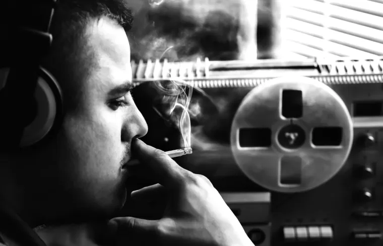 Karl Koecher rođen je u Čehoslovačkoj i emigrirao je u SAD s jedinom svrhom &scaron;pijuniranja vlade. Godine 1973. Koecher se zaposlio kao analitičar i prevoditelj za CIA-u. Tijekom rada u CIA-i, Čehoslovačkoj je obavje&scaron;tajnoj službi i KGB-u predao brojne dokumente, povjerljive popise i fotografije agenata CIA-e. Također je Rusiji dostavio popis vladinih dužnosnika u SAD-u za koje je mislio da će surađivati sa Sovjetima ako im prijeti.
Jedan dokument koji je Koecher razotkrio je agenta  Aleksandra Ogorodnika. Ogorodnik je bio Sovjet koji je radio za CIA-u, &scaron;pijunirajući Ruse u Moskvi. KGB ga je uhvatio 1977. i oduzeo si je život prije nego &scaron;to je bio kažnjen. Koecher je svoje podatke prenosio kroz sigurne kuće u Austriji i &Scaron;vicarskoj, a jedan od agenata FBI-a koji ga je uhvatio nazvao ga je savr&scaron;enim profesionalcem.
Kad Koecher nije &scaron;pijunirao, on je tulumario. Posjećivao je zabave sa svingerima i ono &scaron;to je Washington Post nazvao besplatnim seksualnim klubovima. Nekoliko kolega agenata CIA-e prisustvovalo je tim događajima s Koecherom, a on ih je označio kao moguće regrute za KGB.
Konačno, 1984. godine, Koechera je uhitio FBI. Priveli su ga na ispitivanje i natjerali na priznanje prijetnjama obitelji i oblicima iznude. Jo&scaron; uvijek nije točno poznato kako je FBI saznao za Koecherovu &scaron;pijunsku aktivnost. On i njegova supruga vraćeni su u Sovjetski Savez u razmjeni zarobljenika 1986. godine.
