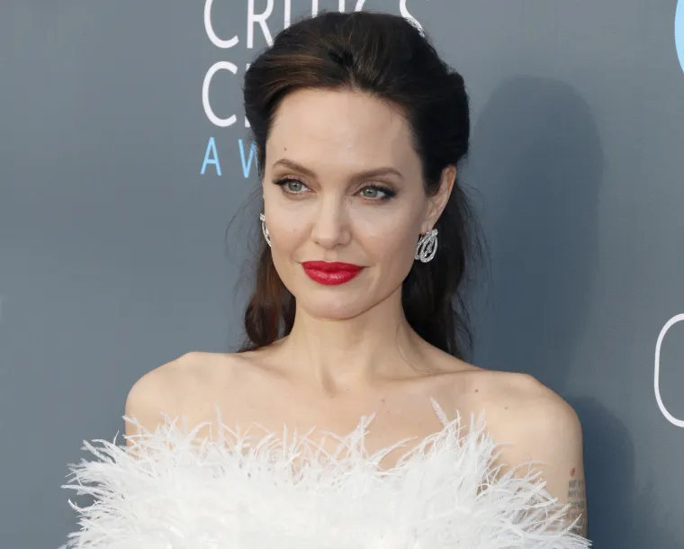 Angelina Jolie oduvijek je voljela malo &quot;uvrnute&quot; stvari. U svojim mladim danima, Angelina je započela studij balzamiranja i željela se baviti organiziranjem sprovoda. S obzirom na ovu činjenicu, uopće ne čude svi scenariji koje je prolazila s Billy Bob Thorntonom.