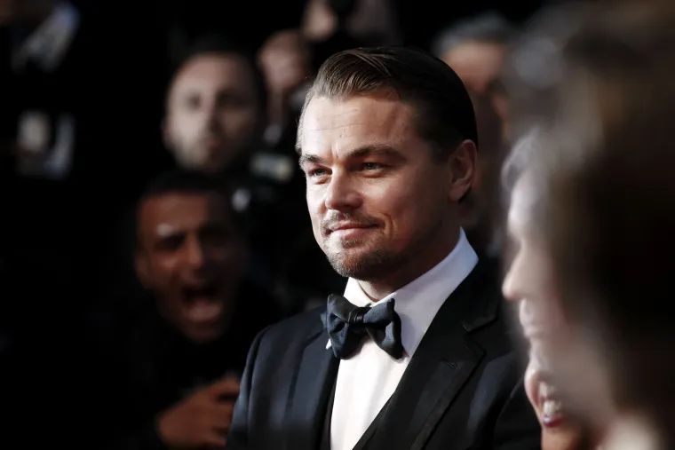 Leonardo DiCaprio dobio je ime po Leonardu da Vinciju, ali ne zato što su roditelji bili veliki obožavatelji njegove umjetnosti. Naime, u vrijeme odmora u Firenci njegova je majka već bila trudna te su roditelji zajedno šetali galerijom Uffizi. Kada su došli do jednog djela Leonarda da Vincija, mali Leonardo počeo se žestoko ritati u trbuhu, a otac je zaključio da je to znak.