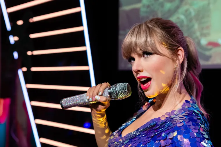 Planetarno popularna pjevačica Taylor Swift je kao dijete živjela na farmi s božićnim jelkama: &quot;To je bilo čudno mjesto za odrastanje, ali me vezalo za blagdansku sezonu oko koje sam i danas jednako uzbuđena. Prijateljima idem na živce kada pričam o tome, uvijek me pitaju: &apos;Što si ti, vilenjak?&apos;&quot; otkrila je u intervjuu Esquire.