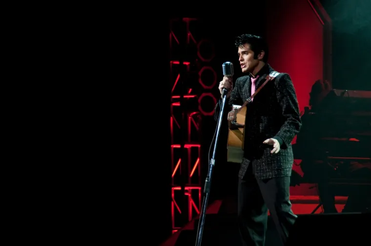 U Elvisovu drugom filmu &quot;Loving You&quot; pojavili su se i njegovi roditelji, a glumili su ljude u publici, no nakon što mu je sljedeće godine preminula majka Gladys, Elvis taj film više nikad nije pogledao. Poznato je i da su Elvisovi daleki rođaci su bivši američki predsjednici Abraham Lincoln i Jimmy Carter.
