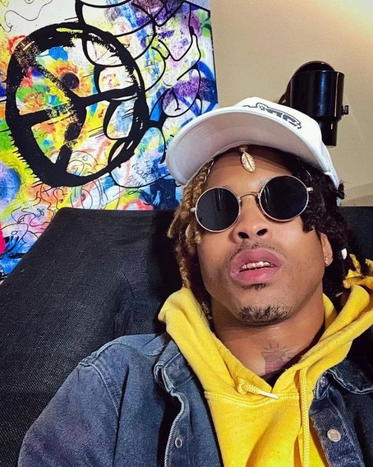 Američki pjevač August Alsina, 29-godišnjak iz New Orleansa iz savezne države Louisiane, gostovao je u showu &quot;The Breakfast Club&quot; u kojem je voditeljici Angeli Yee otkrio kako je imao ljubavnu vezu s 21 godinu starijom glumicom Jadom Pinkett Smith, koja je od 1997. u braku s holivudskom zvijezdom Willom Smithom.