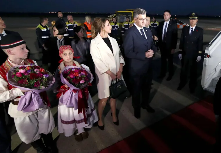 Početkom veljače saznalo se da bračni par Plenković očekuje treće dijete. &quot;S obzirom na velik interes javnosti i medija, možemo potvrditi informaciju koja je danas objavljena da će predsjednik vlade Andrej Plenković i njegova supruga Ana Maslać-Plenković treći put postati roditelji. Uz dječaka Marija i djevojčicu Milu, obitelj se iznimno raduje skorom dolasku trećeg djeteta. Gospođa Maslać-Plenković osjeća se dobro te je trenutno u trećem tromjesečju trudnoće. Premijer Plenković zajedno sa suprugom Anom i dosad je čuvao privatnost svoje obitelji te, uz zahvale na lijepim željama, cijenimo razumijevanje medija i javnosti u pogledu daljnjeg poštivanja privatnosti njihove djece&quot;, očitovali su se tada iz premijerova ureda.