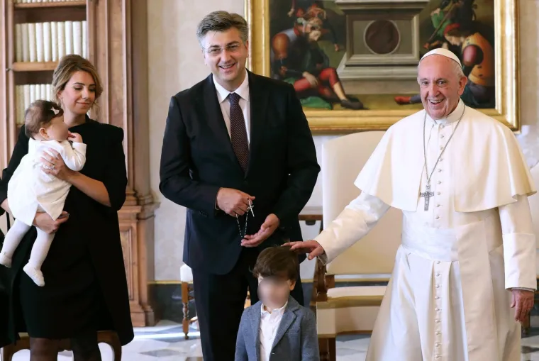 Andrej Plenković i Ana Maslać Plenković u braku su gotovo osam godina. Plenkovićeva supruga rijetko se pojavljuje u javnosti, a jedan od tih trenutaka, kada se obitelj Plenković pojavila u cijeloj postavi, bio je njihov posjet papi Franji 2017. godine.