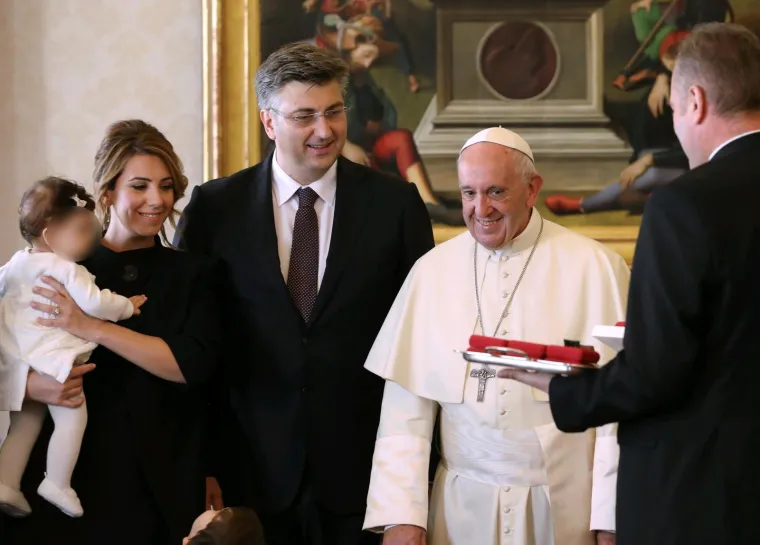 Anini prijatelji su za Večernji otkrili da je ona praktična vjernica koja je iznimno vezana za Crkvu i tradicionalne običaje. Istaknuli su da je samozatajna, ali karakterno jaka i poštena. U Saboru je navodno slovila za kvalitetan kadar.