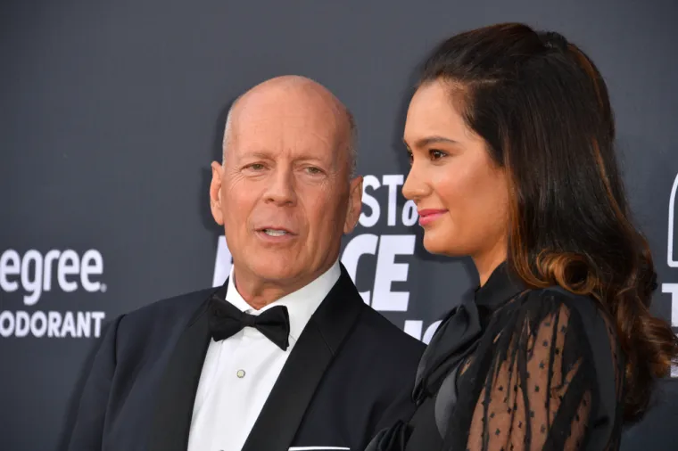  Willisova obitelj, uključujući njegovu suprugu Emmu Heming-Willis (43) i bivšu suprugu Demi Moore (59), objavila je u srijedu na Instagramu njegovo stanje.