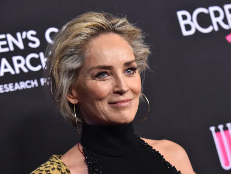 Holivudska glumica Sharon Stone (63) 2001. doživjela je moždani udar koji joj je promijenio život iz korijena, a zbog toga je morala dvije godine karijeru ostaviti po strani. Nakon što je hospitalizirana u rujnu 2001. zbog subarahnoidalnog krvarenja, Stone se suočila s profesionalnim izazovima dok je bila u procesu oporavka. Glumica nije mogla pričati te se borila s afazijom. &quot;Došla sam kući nakon tog moždanog udara mucajući, nisam znala čitati dvije godine&quot;, rekla je glumica za ABC. &quot;To plaši ljude, ali mislim da to nije moj problem. Jednostavno ću se morati nositi s tim&quot;, dodala je.