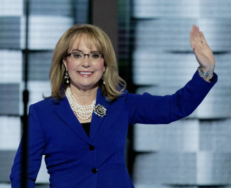 Bivša kongresnica Gabrielle Giffords bori se s afazijom. Giffords je zadobila ranu na glavi tijekom pokušaja atentata 2011. godine i tada je počela njezina bitka s afazijom. Tadašnja kongresnica je dala ostavku 2012. kako bi se mogla usredotočiti na svoj oporavak. Ona još uvijek ima nefluentnu afaziju i govori pojedinačnim riječima ili kratkim frazama, prenosi National Aphasia Association.