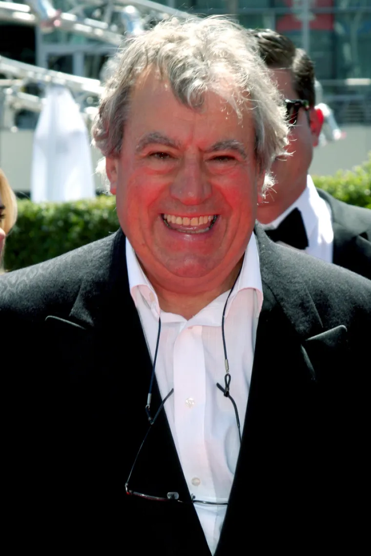 Terry Jones, član Letećeg cirkusa Montyja Pythona, 2014. godine počeo je osjećati poteškoće s govorom i, što je za njega bilo neuobičajeno, nije se mogao sjetiti svojih tekstova. Jonesu je 2015. dijagnosticirana frontotemporalna demencija. Primarna progresivna afazija je podtip, prenosi USA Today.