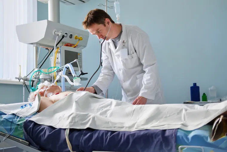 1. &quot;Bio sam u medicinski induciranoj komi tri dana tijekom liječenja raka. Moj brat blizanac umro je prije otprilike godinu dana (također od raka). Cijelo vrijeme dok sam bio u komi, bio sam s njim. Bili smo u velikom zelenom polju s puno sunca i moji razgovori s njim su bili stvarni. Osim toga, nisam čuo nikoga od moje obitelji da razgovara sa mnom dok sam spavao. Bilo je to kao da sam otišao u krevet na tri dana i probudio se vrlo umoran. Pitam se jesu li moje interakcije s mojim bratom blizancem bile stvarne ili su ih samo uzrokovali lijekovi koje sam dobio.&quot; 
