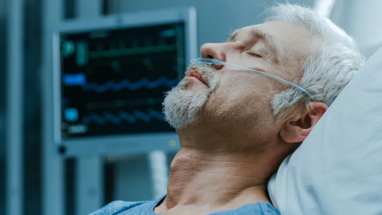  2. &quot;Moj tata je opisao svoju dvomjesečnu komu nakon prometne nesreće. Rekao je da je mogao čuti dio onoga što se događalo oko njega, ali je to bilo kao iz sna iz kojeg se nije mogao probuditi. Kada smo moja dva brata i sestre ušli i razgovarali s njim, otkucaji srca bi mu se smanjili. Kada su njegovi prijatelji došli sjesti s njim i gledati nogometnu utakmicu, medicinske sestre su ih natjerale da ugase televiziju jer je njegov tim počeo gubiti i otkucaji srca su mu se povećavali. S moje strane, to nije bilo kao u filmovima. Nije se samo nekim čudom probudio. Bila su to dva mjeseca stalnih poboljšanja. Jedno oko se otvorilo, a nekoliko dana kasnije mu je drugo oko bilo poluotvoreno, zatim je mogao micati nožnim prstom pa je mogao pomicati prste, itd.&quot; 
