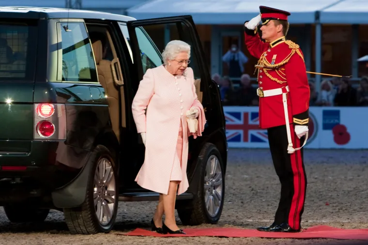 Britanska kraljica Elizabeta je navodno zadužila garderobijerku Angelu Kelly da nosi njene nove cipele za nju dok ih ne razgazi, piše Mirror. Angela je u svojoj knjizi iz 2019. godine &quot;The Other Side of the Coin: The Queen, The Dresser and the Wardrobe&quot; potvrdila činjenicu da je nosi kraljičinu obuću. &quot;Kraljica ima vrlo malo vremena za sebe te nema vremena za nošenje vlastitih cipela. S obzirom na to da nosimo istu veličinu, ovo ima najviše smisla&quot;, napisala je Angela. Uz to, kraljica većinu vremena nosi crne cipele na nisku potpeticu postolara Anello &amp; Davide, koje navodno naziva &quot;radnim cipelama&quot;.