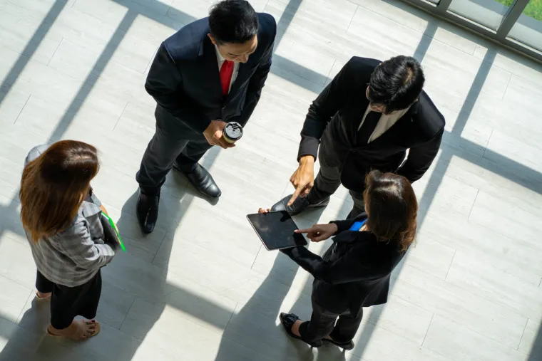 &ldquo;Odlazim zauvijek": Sljedećeg dana sam praktički dotrčala u banku. Čekala sam do 10 ujutro, a onda sam rekla Mel da moram razgovarati s njom. Odgovorila mi je da je jako zauzeta i da će to morati pričekati dok ne zatvorimo. "Oh, tada neću biti ovdje", rekla sam. Izgledala je kao da sam ju udarila ciglom u glavu. "&Scaron;to?" Nasmije&scaron;ila sam se: "Sjeća&scaron; li se da sam jučer trebala odvesti svoju kćer u njezinu novu &scaron;kolu? Ne bi mi to dopustila, tako da radim danas poslijepodne." Nije to uopće shvatila. Rekla mi je: "Ne može&scaron; samo uzeti sat vremena kada...", morala sam ju prekinuti: "Ne uzimam slobodan sat. Odlazim. Zauvijek. U podne. Stalno si me podsjećala da radim "po volji". Hvala na tim podsjetnicima. Za dva sata odlazim zauvijek."
