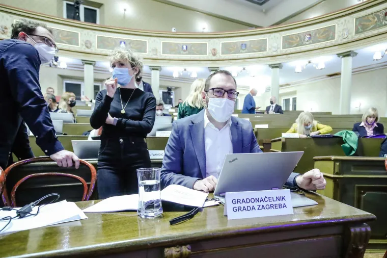 Zvuk sirene upla&scaron;io zagrebačke zastupnike, pogledajte njihovu reakciju