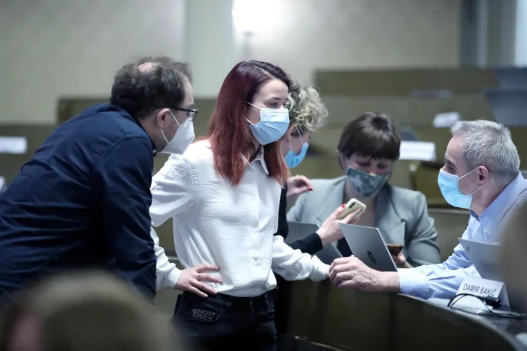 Zvuk sirene upla&scaron;io zagrebačke zastupnike, pogledajte njihovu reakciju