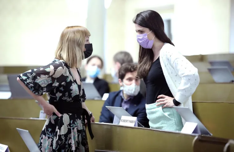 Zvuk sirene upla&scaron;io zagrebačke zastupnike, pogledajte njihovu reakciju