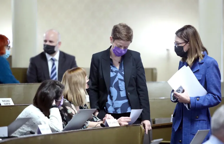 Zvuk sirene upla&scaron;io zagrebačke zastupnike, pogledajte njihovu reakciju