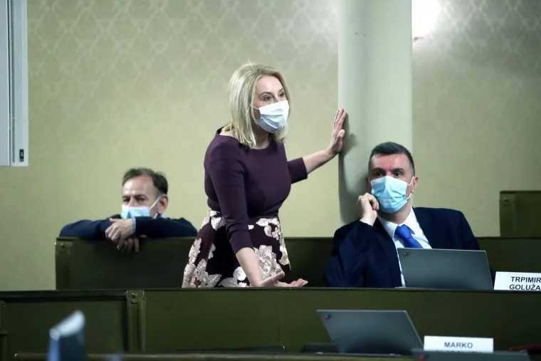 Zvuk sirene upla&scaron;io zagrebačke zastupnike, pogledajte njihovu reakciju