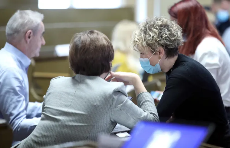 Zvuk sirene upla&scaron;io zagrebačke zastupnike, pogledajte njihovu reakciju