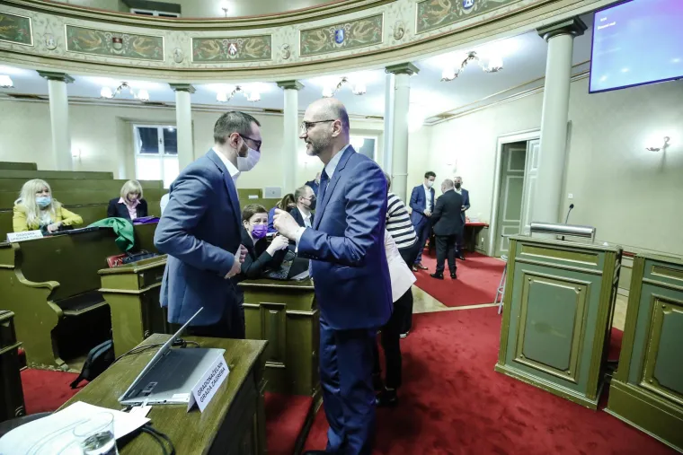 Zvuk sirene upla&scaron;io zagrebačke zastupnike, pogledajte njihovu reakciju