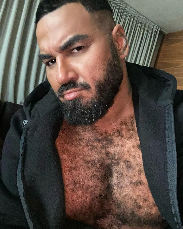 No, nakon estetskih operacija i presađivanja dlaka na prsima, Aziz izgleda kao pravi &quot;macho&quot; muškarac. Azis je veliki zagovornik LGBTQ zajednice te otvoreno govori o svojoj seksualnosti...