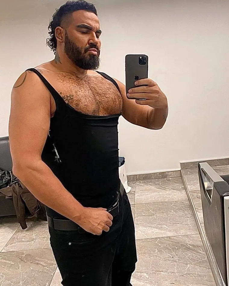 &quot;Ljudi su se zaljubili u moj glas i jednostavno su zaboravili na moju seksualnost&quot;, rekao je Azis za Paper. Ovaj pjevač otvoreno govori o tome da je homoseksualac te redovito na Instagramu pokazuje svog supruga.