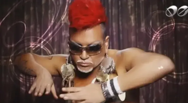 Ovaj osebujni Bugar nastupio je 2006. na Euroviziji s pjesmom &quot;Let me cry&quot; s pjevačicom Marianom Popovom. Njegova najslušanija pjesma na YouTubeu ima više od 126 milijuna pregleda, a prije dvije godine snimio je i pjesmu na engleskom jeziku &quot;Who cares&quot;.
