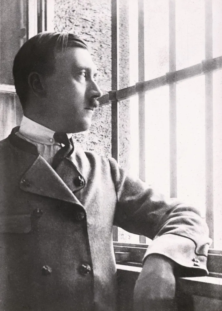 Unatoč uvjerenju, Hitler je izašao iz zatvora prije kraja godine, a njegova politička pozicija bila je jača nego ikad.