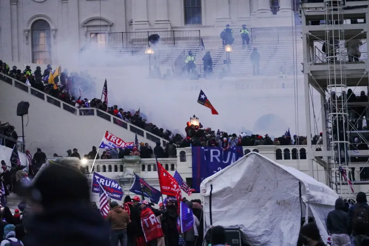 2. Američka pobuna: Kako su se predsjednički izbori u SAD-u 2020. sve više približavali, činilo se da je zemlja na prekretnici. Narod je glasao na najvažnijim izborima u povijesti. Na izborima je glasovalo više ljudi, nego u bilo kojem drugom trenutku u američkoj povijesti. Rezultat je pokazao da je Joe Biden pobijedio aktualnog predsjednika Donalda Trumpa, ali tu nije bio kraj. Sudski izazovi i tvrdnje o ukradenim izborima u konačnici su dosegle ključnu točku, kada se tisuće ljudi okupilo u američkoj zgradi Capitola u znak prosvjeda. Događaj od 6. siječnja je bio jedan od najšokantnijih događaja u novijoj povijesti SAD-a, a ima i značajne posljedice, povijesna usporedba s prednacističkom Njemačkom. Godine 1923. Adolf Hitler i drugi čelnici nacističke stranke pokušali su provesti državni udar u Münchenu. &quot;Pivnički puč&quot; je rezultirao s 20 smrtnih slučajeva i doveo Hitlera u zatvor zbog izdaje. Prosvjed u SAD-u nije bio pokušaj puča. Ipak, dijeli sličnost s cjelokupnom situacijom nacista 1920-ih. Točnije, uvjerenje da su mračne sile izdale ljude, a jedini izlaz je bio sukob. Nacisti nisu bili uspješni &apos;23, ali desetljeće kasnije, došli su na vlast.
